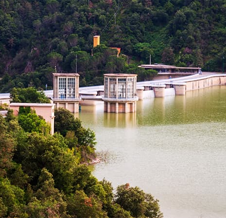A hydro generating station on a reservoir